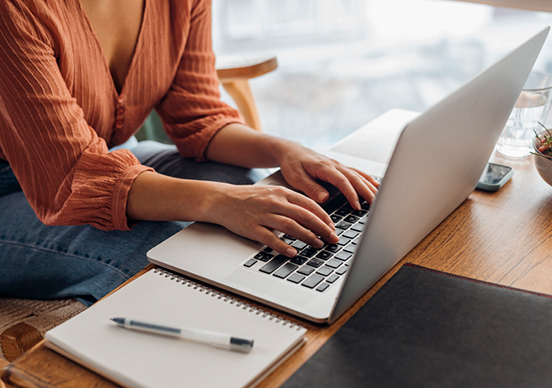 Person schreibt am Laptop