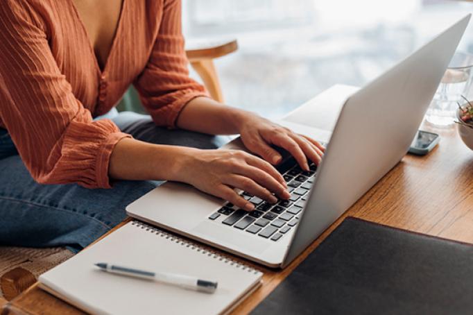 Person schreibt am Laptop